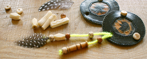 bead and feather indian costume perle plume indien