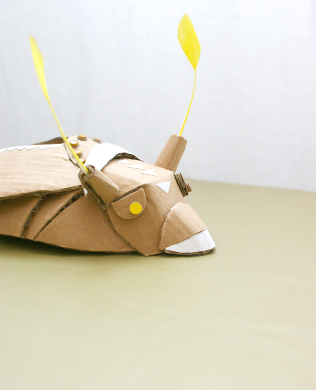 carboard-bug-carton-insecte-la-tete-dans-les-idees