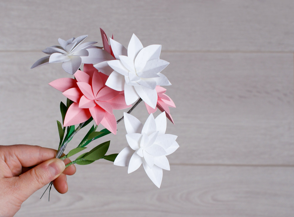 fleurs avec bandes de papier