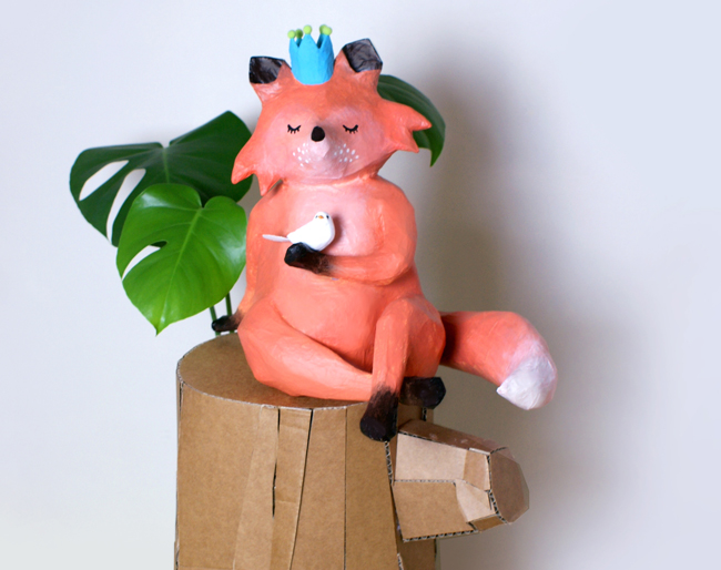 Un renard en papier mâché